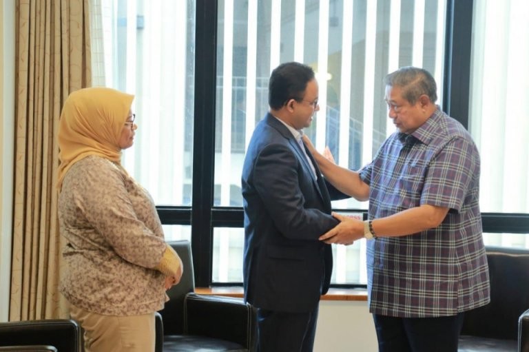 Gubernur Anies dan Istri Jenguk Ani Yudhoyono di Singapura