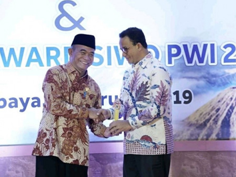 Gubernur Anies Menerima Penghargaan Golden Award Dari SIWO PWI