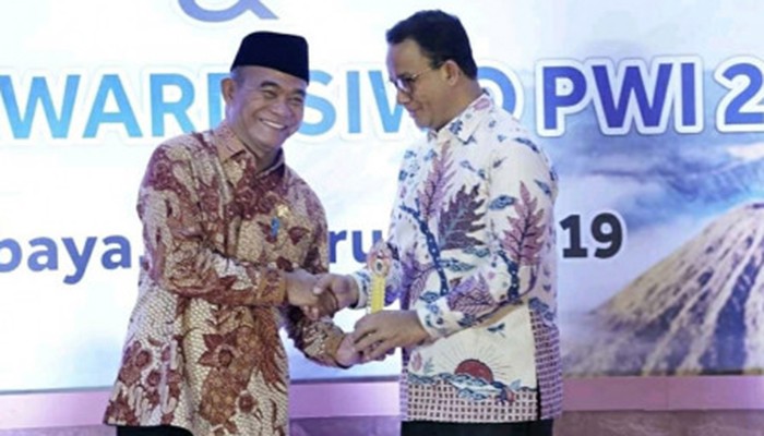 Anies Baswedan Diganjar Penghargaan Golden Award