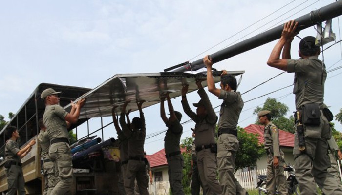Satpol PP DKI Turunkan Reklame Salahi Aturan