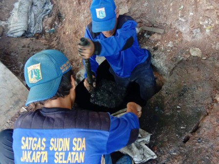 Hindari Genangan Hujan, 13 Petugas Satpel SDA Keruk Saluran Jalan Duren Tiga