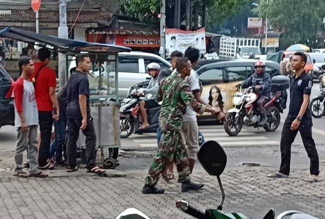 Cekcok Mulut, Anggota TNI AL Dikeroyok Tukang Parkir di Ciracas