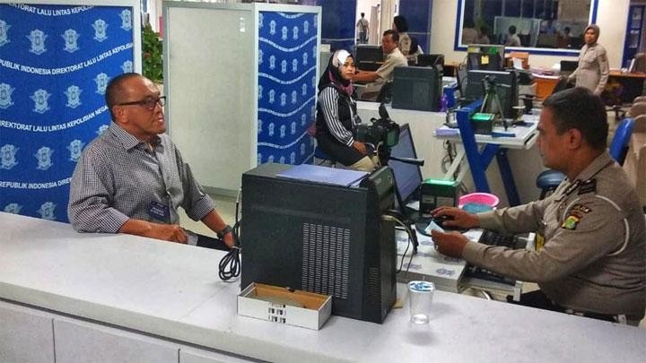 Urus Perpanjangan SIM Sendirian, Ical Puji Pelayanan Polda Metro