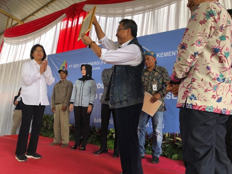 Menkeu Saksikan Bantuan Aliran Listrik Geo Dipa Energi Kepada Masyarakat