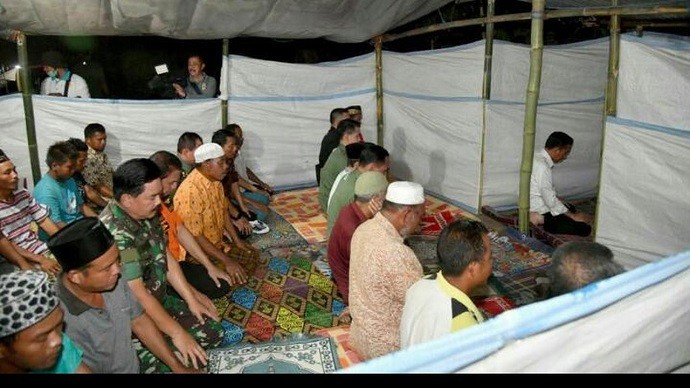Kesaksian TGB Saat Jadi Makmum Salat Jokowi