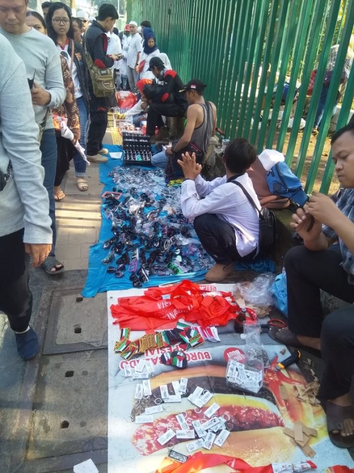 PKL Ketiban Rejeki di Kampanye Akbar Prabowo-Sandi