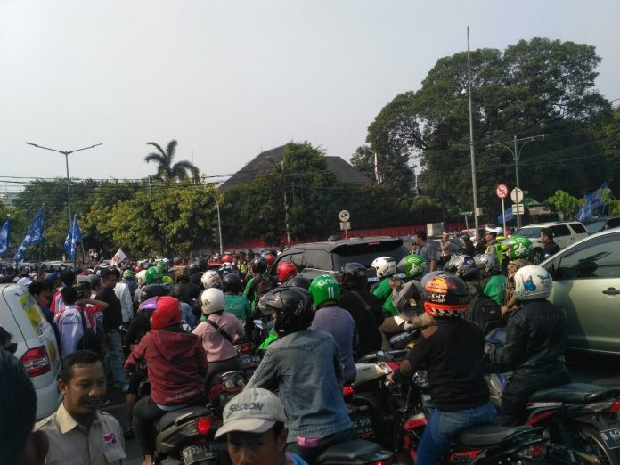 Antarkan Prabowo, Ribuan Relawan Pakai Topi dan Kaus #2019GantiPresiden