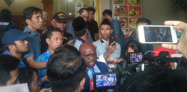 Natalius Pigai Sesalkan Penyerangan Tentara Dan Polisi Ke Nduga, Papua