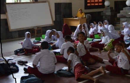Miris, Siswa SDN 01 Cicau Belajar di Lantai