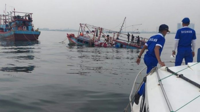 Petugas Berhasil Evakuasi Kapal Nelayan Yang Karam Di Teluk Jakarta