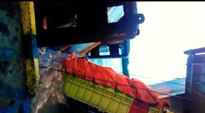 Pintu Kapal Patah, Truk Tercebur Ke Laut