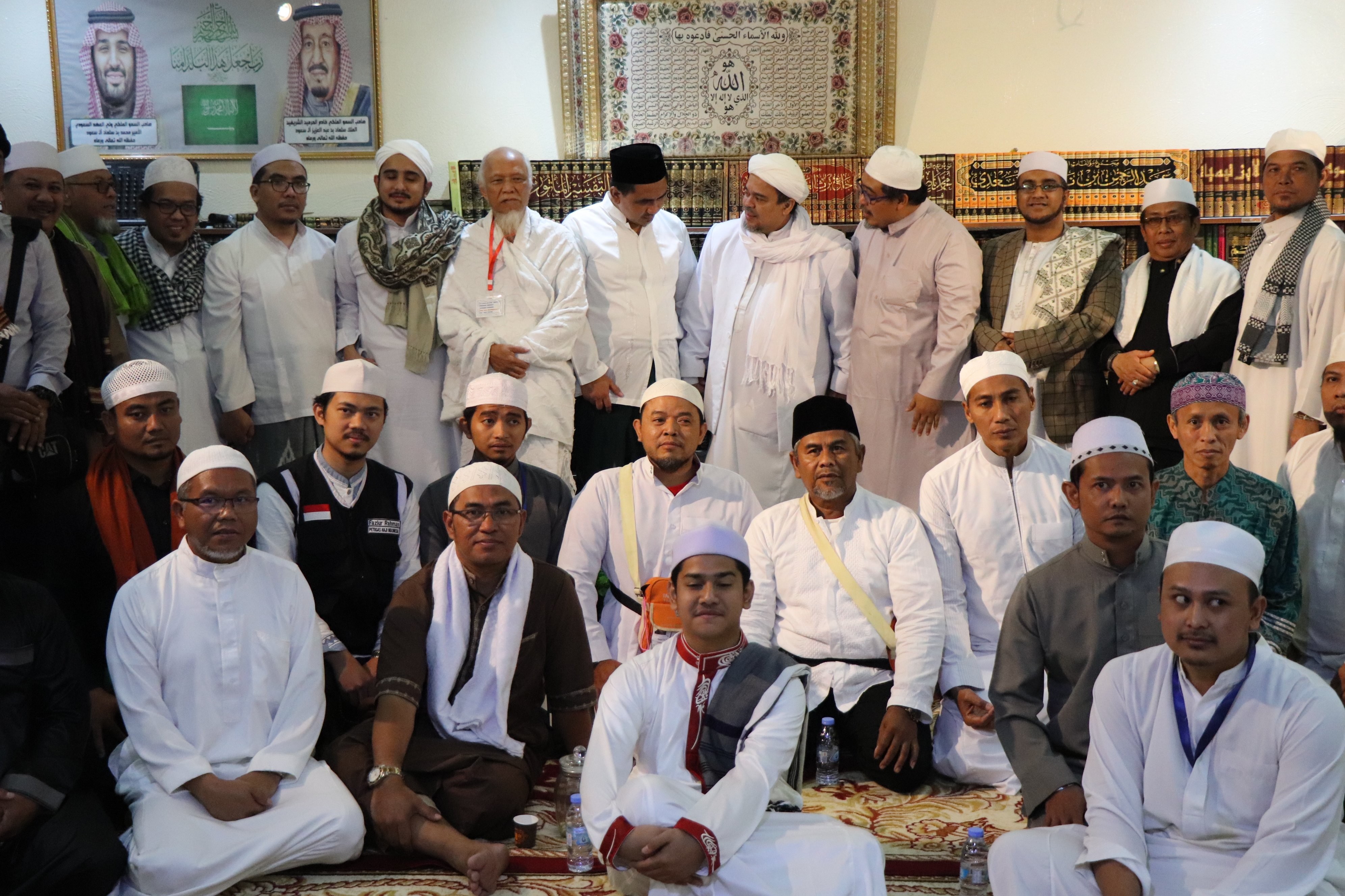 Putra-putra Mbah Moen Silaturahmi ke rumah Habib Rizieq di Mekkah