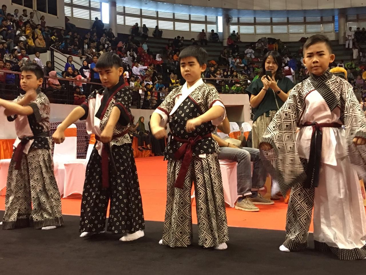 Keren! Peraga Busana Jepang Warnai Pembukaan Kejuaraan Internasional Karate