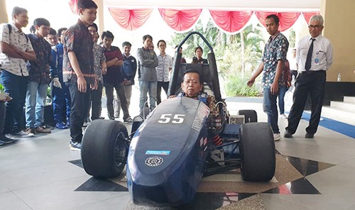 Akhmad Muqowam Lepas Tim Formula Student UNS Ikuti Lomba Di Jepang