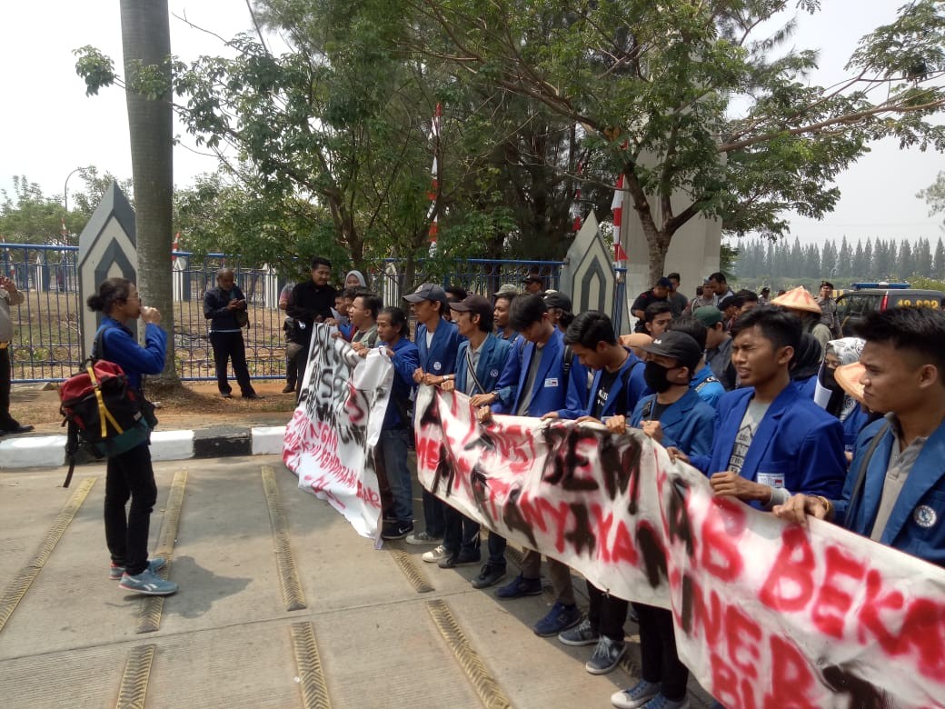 BEM Demo Bupati Bekasi