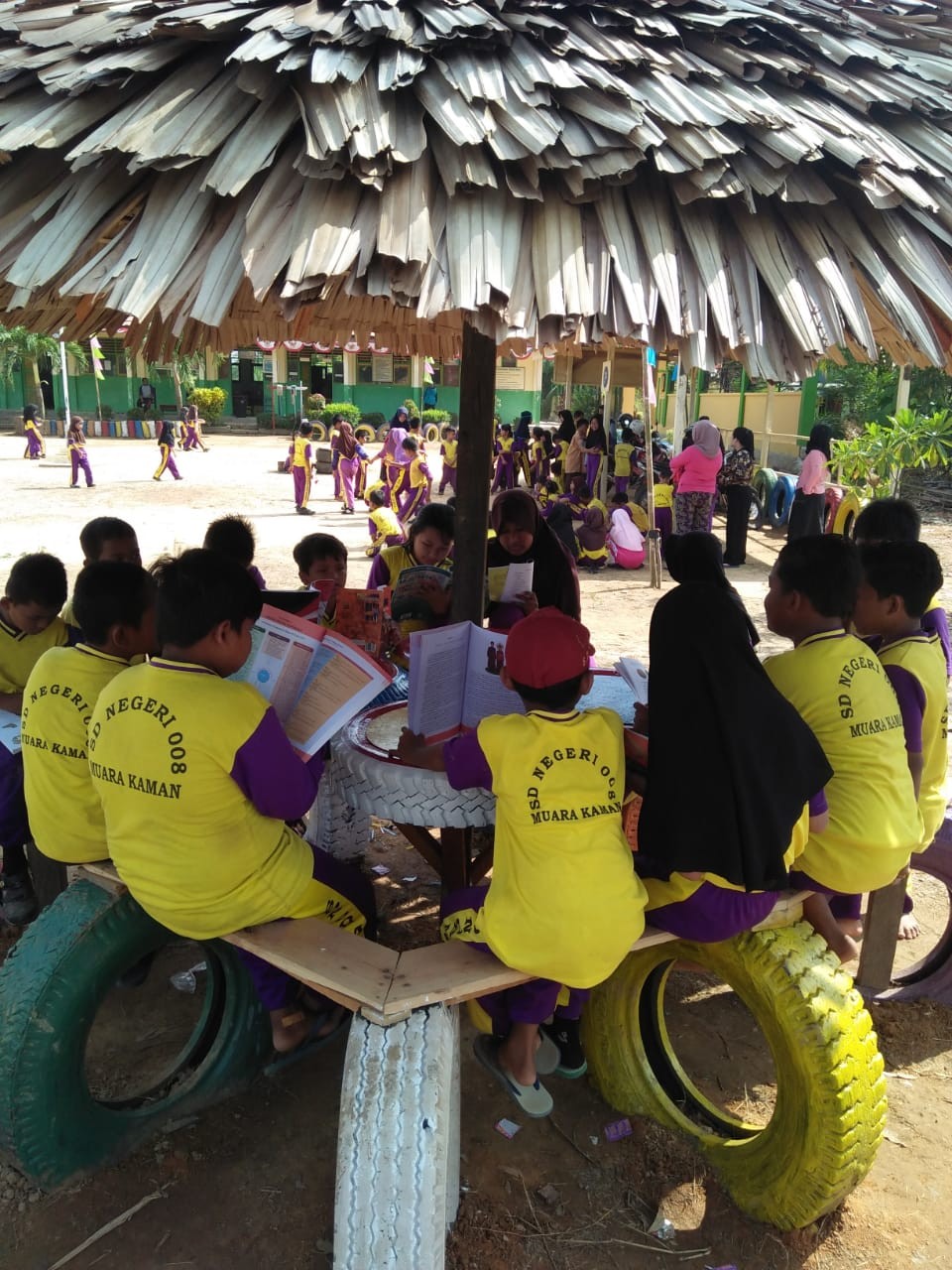 Sambut HUT RI, Siswa SD Bersama Orang Tua Bangun Pondok Baca