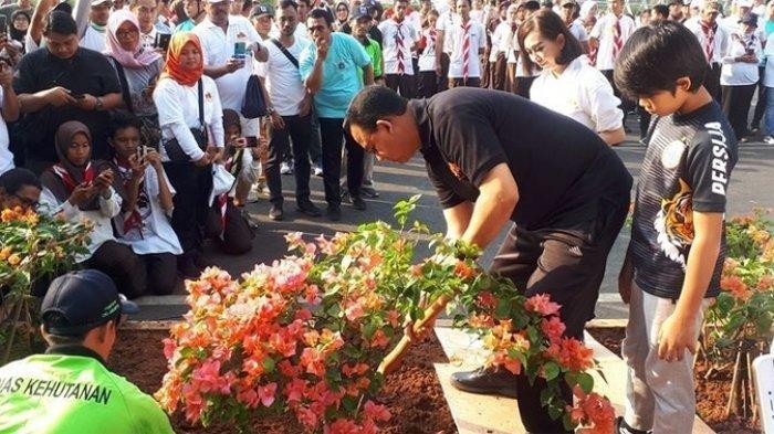 Ditemani Anak Bungsu, Anies Baswedan Tanam Bougenville Di Sepanjang Jalan Sudirman
