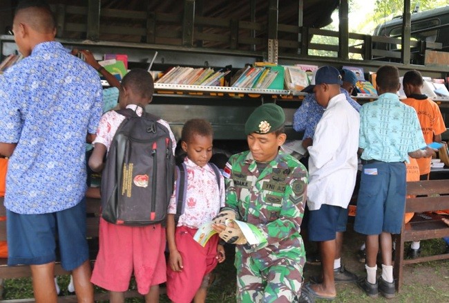 Demi Anak Bangsa Di Perbatasan, Satgas Yonif 411/Pandawa Kostrad Buat Perpustakaan Keliling
