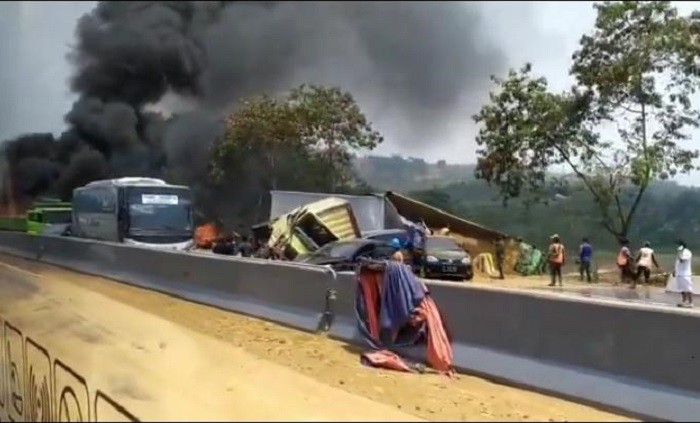 Kemacetan Hampir 7 km Terjadi Akibat Kecelakaan Maut di Tol Cipularang