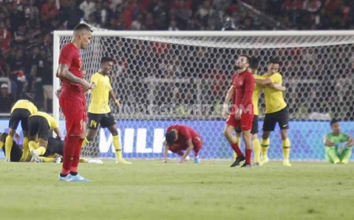 Usai Laga Indonesia vs Malaysia, Suporter Ricuh Lempari Polisi