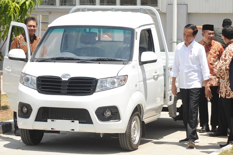 Jokowi Tinjau Pabrik Mobil Esemka