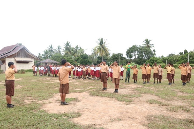 Prajurit TNI Yonif 411 Latih Pelajar SMP Perbatasan RI-PNG Tata Cara Upacara Bendera