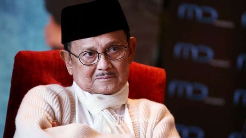 Masih Terbaring, Habibie Tetap Laksanakan Sholat