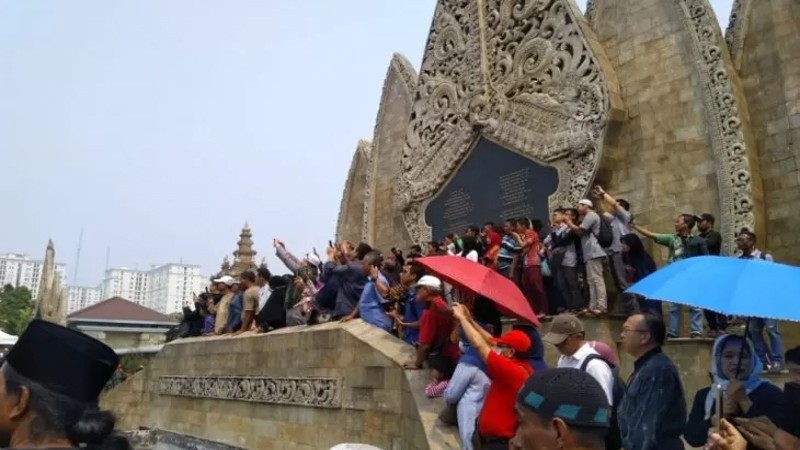 Warga Nekad Panjat Tembok Monumen TMP untuk Abadikan Pemakaman Habibie