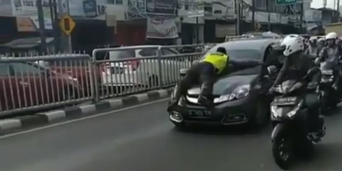 Kronologi Bripka Eka Nempel di Kap Mobil Mobilio