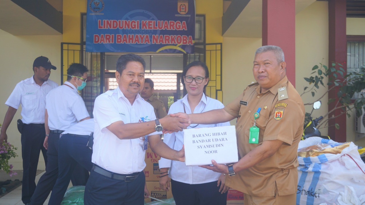 Bandara Syamsudin Noor Salurkan Bantuan Kemanusiaan Bagi Korban Kebakaran di Cempaka