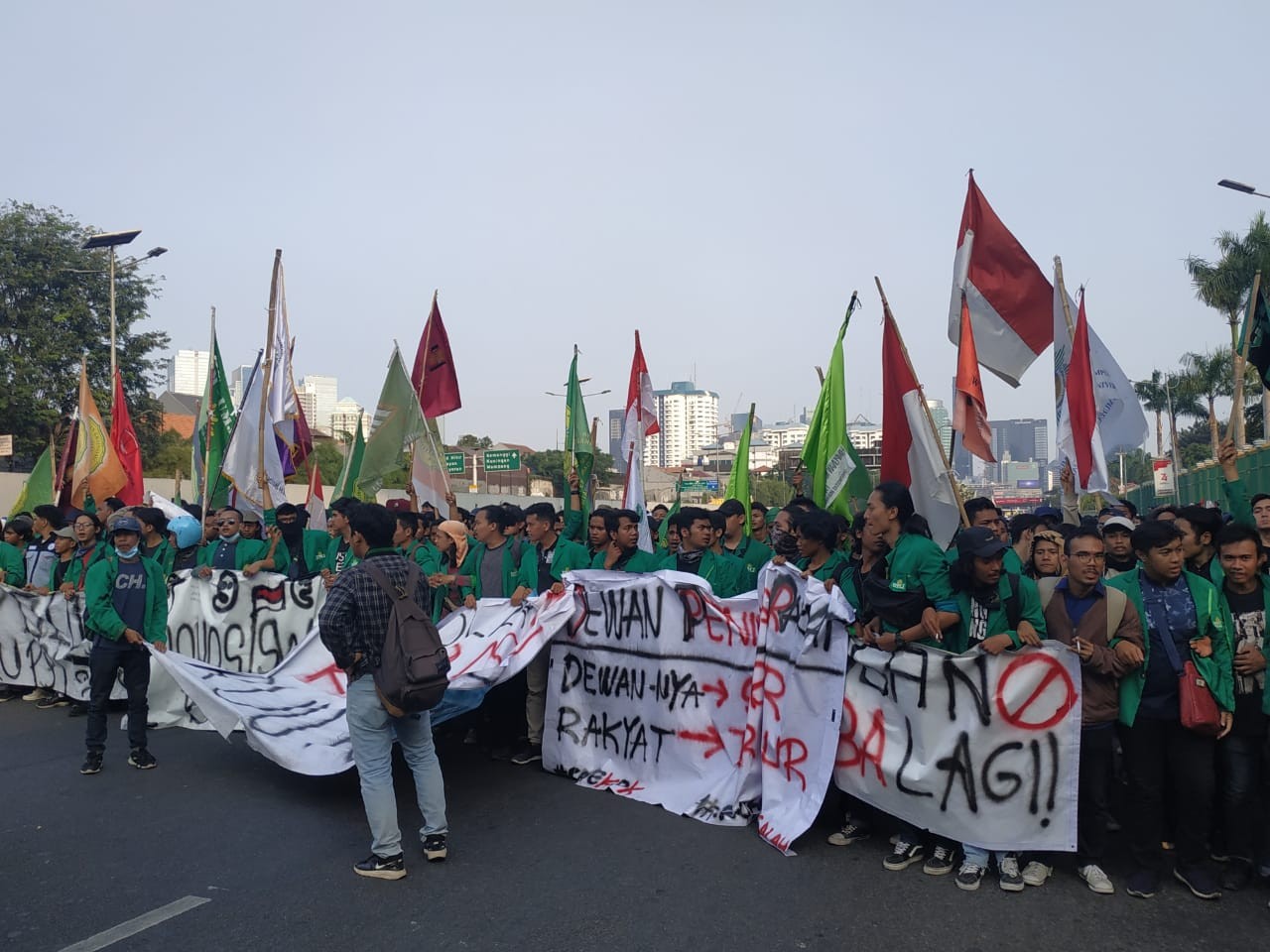 Desak RKUHP Dicabut, Ribuan Mahasiswa Geruduk Gedung DPR