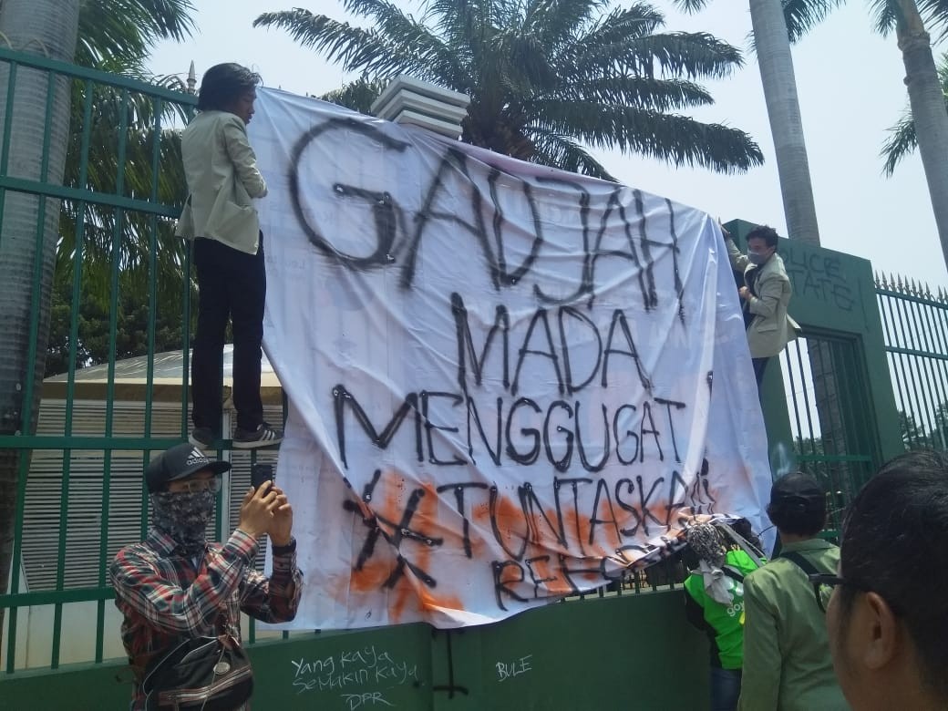 Mahasiswa Gajah Mada Tuntut DPR Tuntaskan Agenda Reformasi