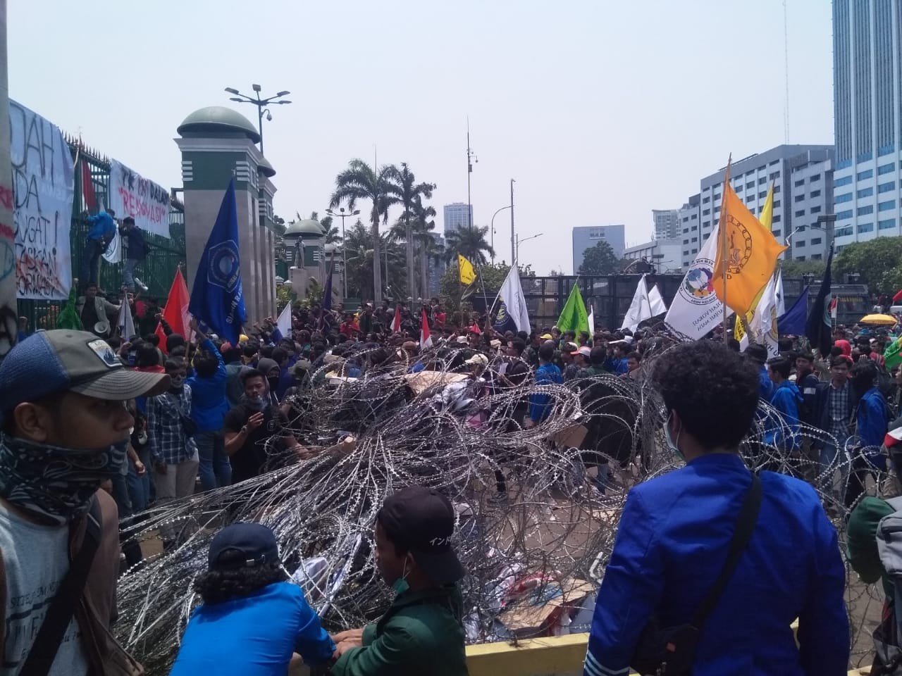 Kawat DPR Jebol Diobrak-abrik Mahasiswa