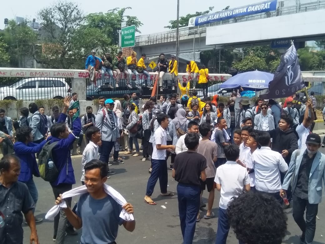 Demo DPR, Anak-anak SMP Turut Bergabung Dengan Mahasiswa