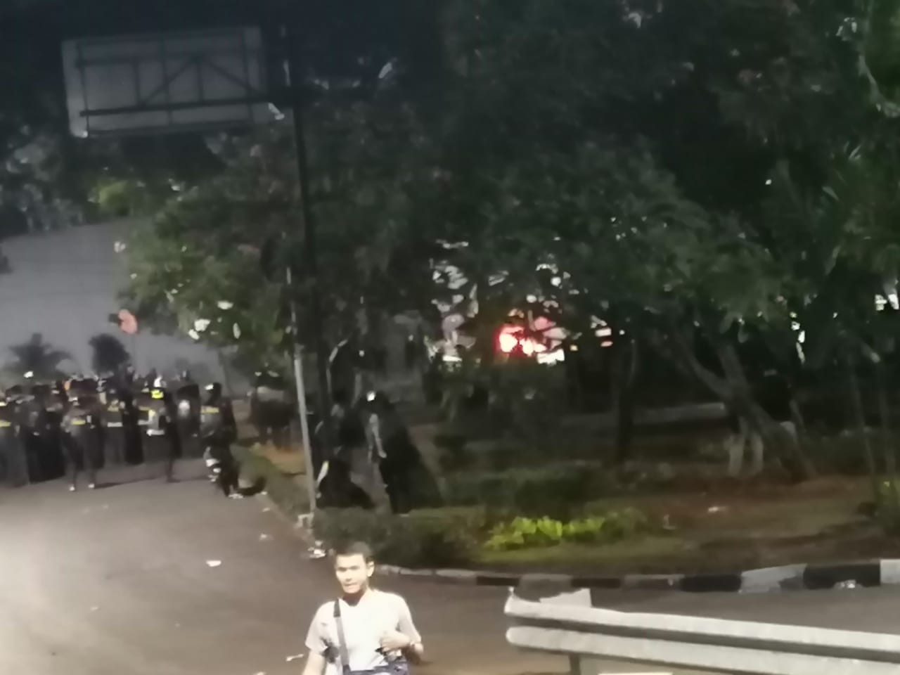 Hingga Malam, Mahasiwa Terus Lawan Polisi Dengan Batu