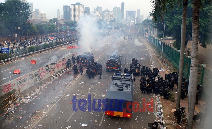 Aksi Unjuk Rasa Mahasiswa Dibubarkan Polisi