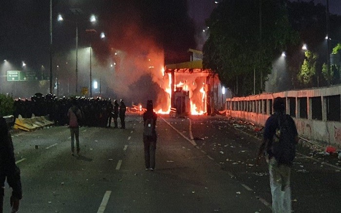 Massa Bakar Gerbang Tol Dekat Gedung BPK