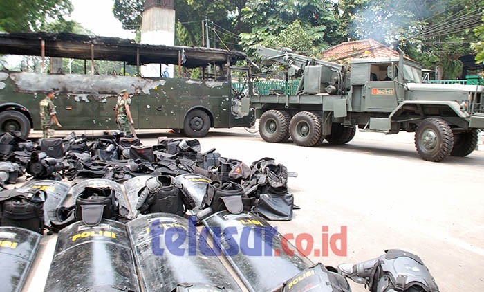 Bus TNI Jadi Korban Anarkis