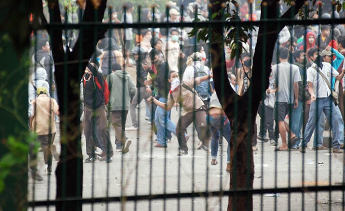 Demo Pelajar Lemapar Batu Polisi