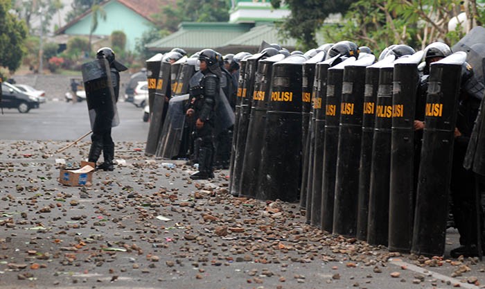 Polisi Tetap Bertahan