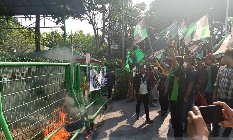 Mahasiswa HMI 'Kirim' Asap ke Gedung Kementerian LHK