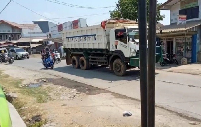 Camat dan Wakapolsek Babelan Geram Dump Truck Masih Berperasi Siang Hari