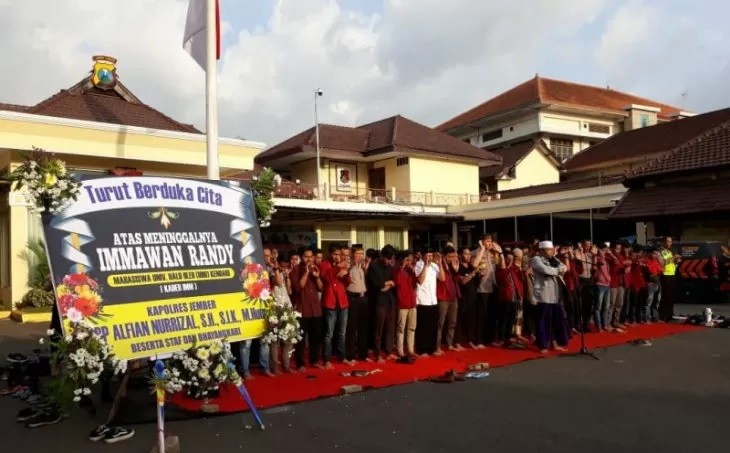 Mahasiswa IMM dan Polisi Gelar Shalat Gaib untuk Immawan Randy di Mapolres Jember