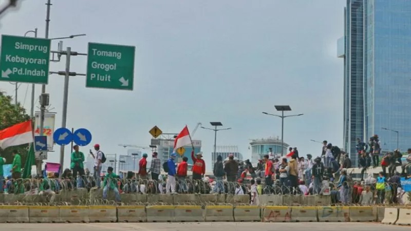 Konsentrasi Massa Putih Abu-abu Terlihat di Stasiun Palmerah dan Flyover Slipi