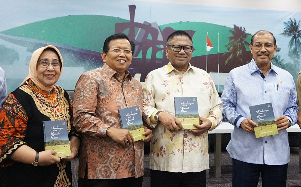 Buku Akhmad Muqowam "Membangun Atau Merusak Desa"
