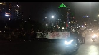 Hormati Adzan Magrib, Kerusuhan Belakang DPR Berhenti