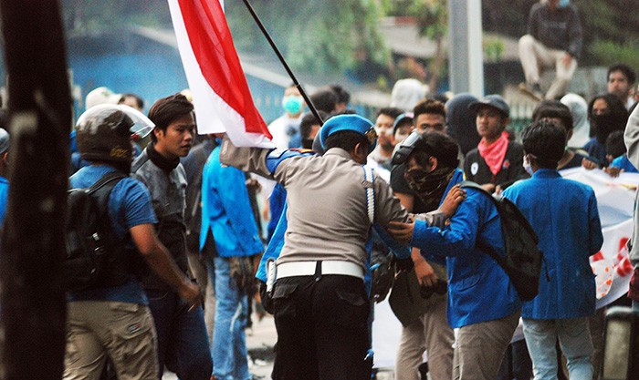 Petugas Kepolisian Halau Massa
