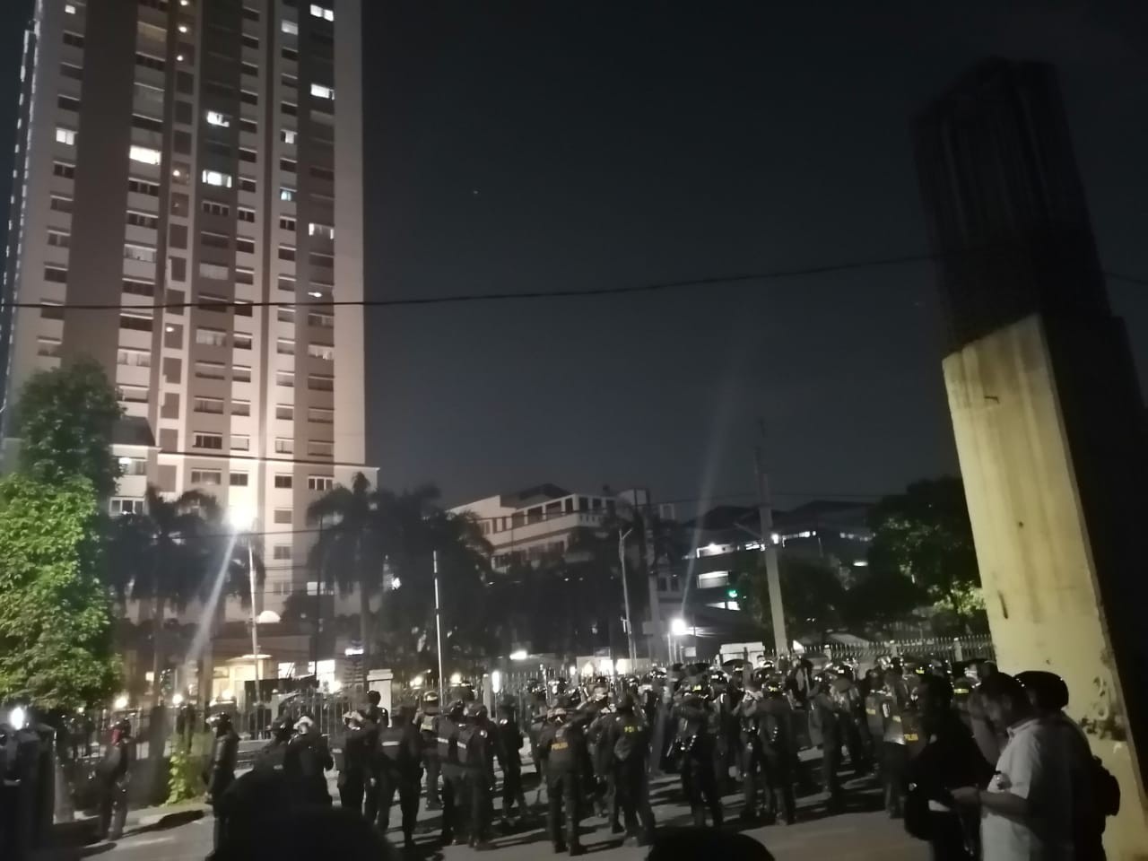 Massa Aksi Belum Bubar, Kapolres Jakpus: Adik-adik Capekan, Kami Juga