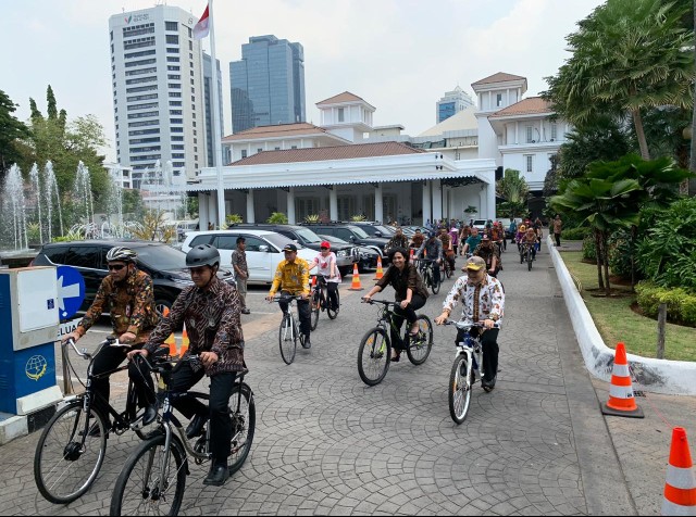 Di Hari Batik Nasional, Gubernur Anies Malah Pamer Sepedaan