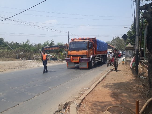 Nekat Melintas Di Jalan Raya Babelan, Pengemudi Dump Truk Ditilang Dishub